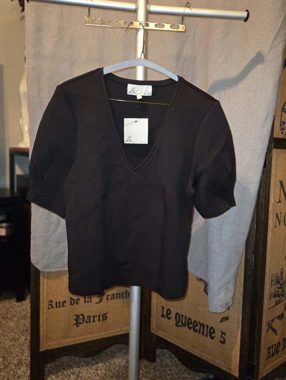 dh NEW YORK Black V-Neck Short Sleeve Top